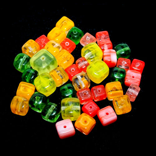 35 Glasperlen Würfel · Mix Multicolor, diverse Größen · pe2358