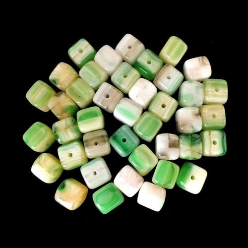 40 Glasperlen Würfel · Beige Grün Weiß meliert 6mm · pe1834