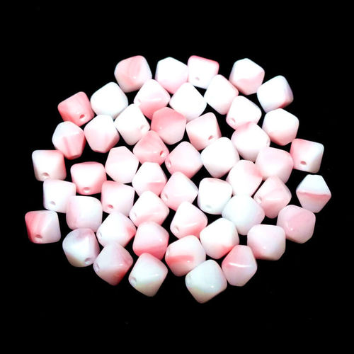50 Glasperlen Doppelpyramiden · Weiß Rosa meliert 6mm · pe1600