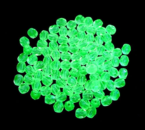 Uranglas: 100 geschliffene Glasperlen · Gelb 4mm · pe5552
