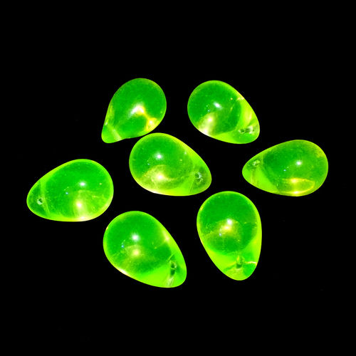 Uranglas: 1 großer Glasperlen Tropfen · Gelb Grün 20x12mm · pe5570